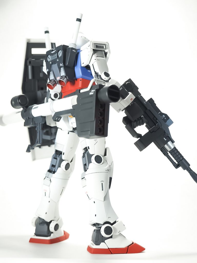 武装系もワンパターンにならないよう、グレーで塗り分けをし、ワンポイントにメタリックを使って、重厚感が出るようにしてみました。
バズーカの弾のお尻に金属パーツを入れてみましたが、なかなかイイ感じになりました。