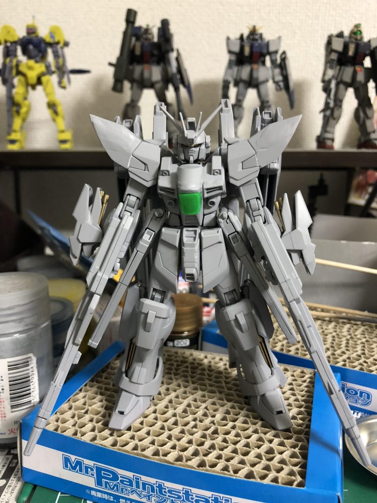 サフを吹いた状態も結構好きで塗装しようか迷ったりもしました。