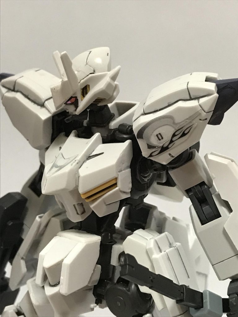 左肩のマーキングは本機を開発した技術によって施されたもの。彼曰く、「プロメテウスが1号機なら、こいつは0号機だ。」ということらしいが、あくまで彼が勝手に主張しているだけである。ちなみに型番の「N.O」は「Numbering Out(規格外)」という意味。
マーキングシールは0の部分は市販のもの、炎のような部分はベイブレードから流用しました(笑)
