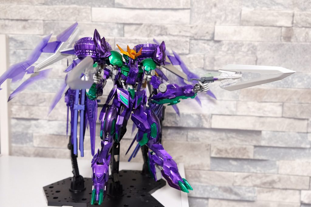 ガンドレイクをイメージして作った二丁ガンブレード。
個人的にはバックしながらの射撃が好きなのでこのショットで