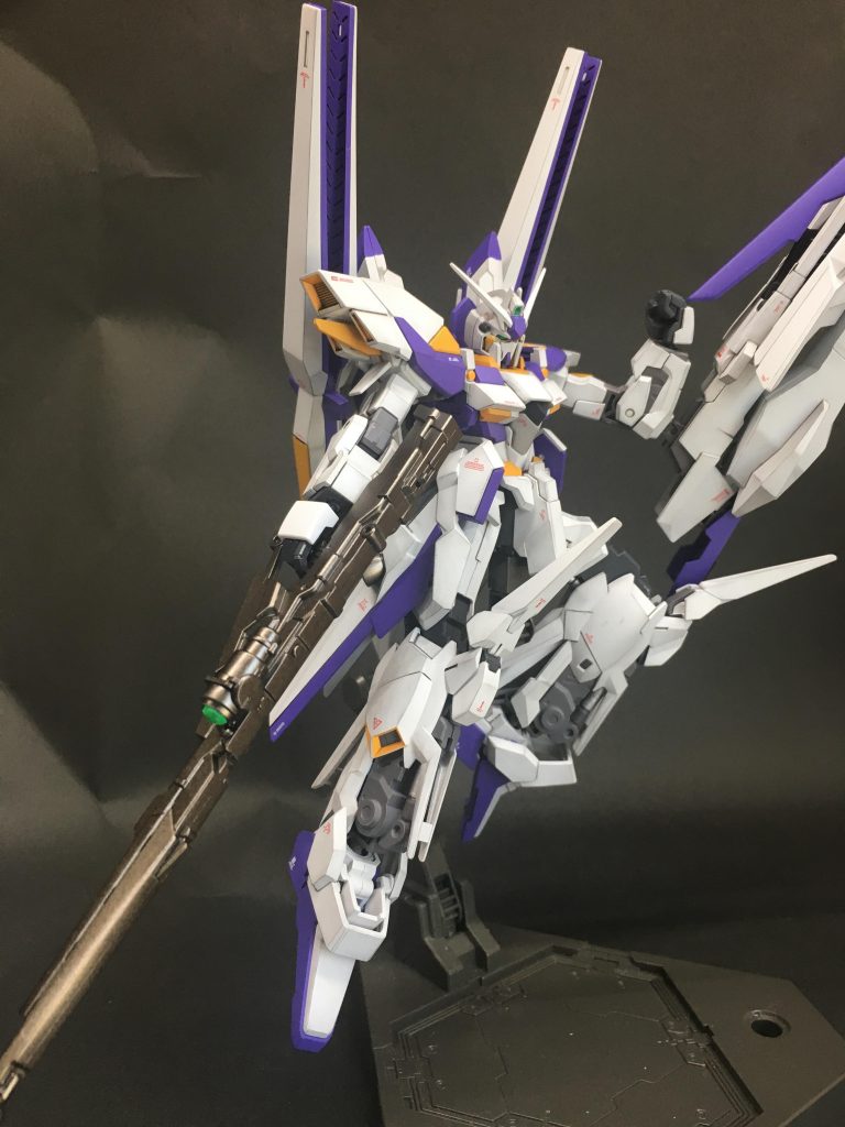 全体的に干渉する部品が多く、可動域は少なめ。特に首周りの干渉が大きく動く角度はすずめの涙程度です。