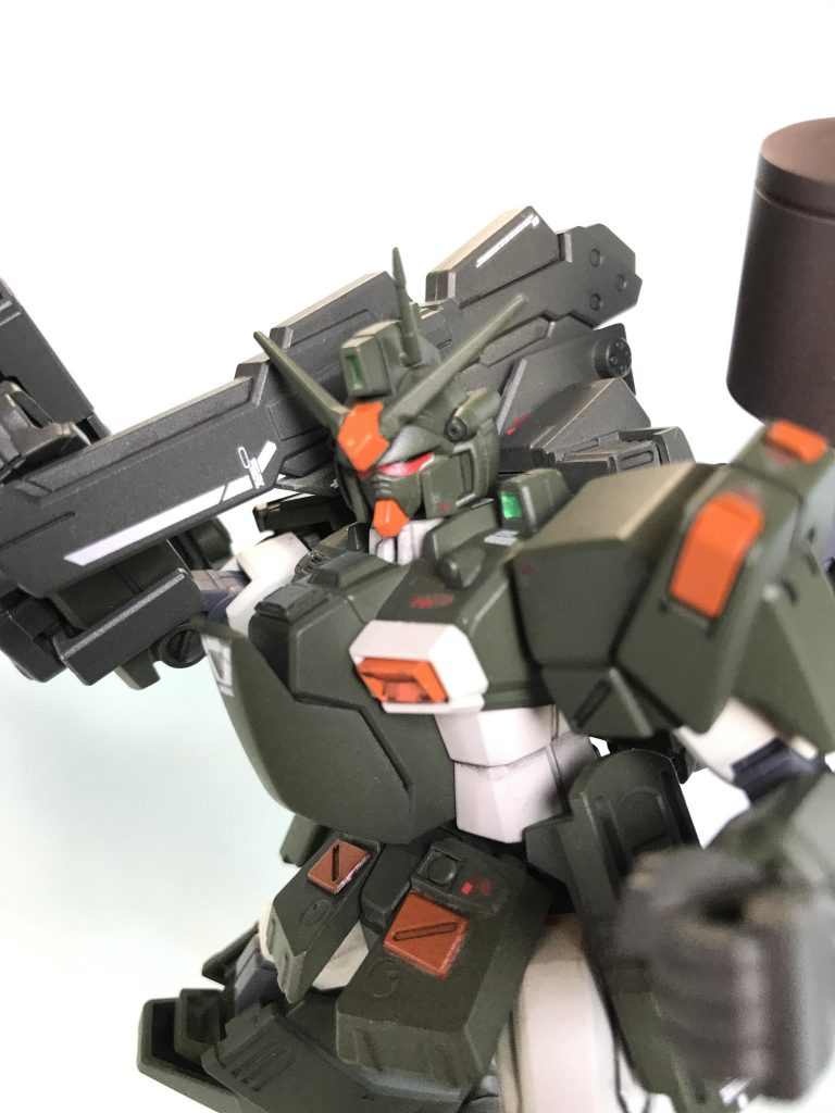 キャノンは可動しますが、ギリアンテナと干渉します…。