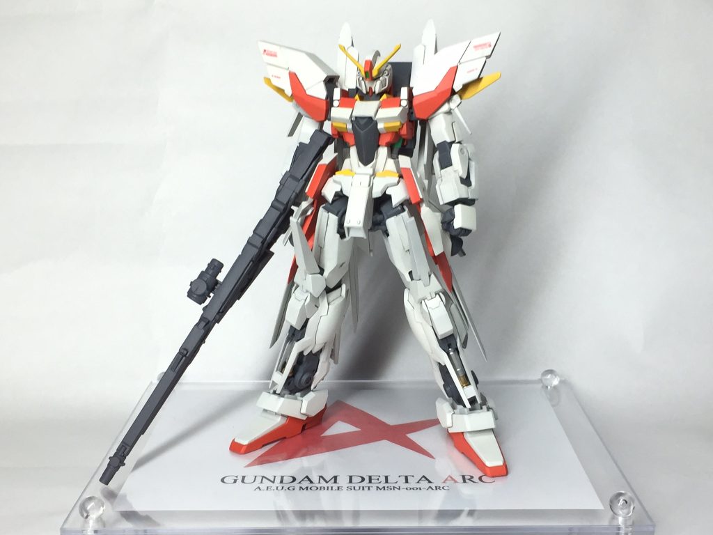 百万式のパーツを利用し太腿を延長。
腰左右のバインダーは羽を一部延長。
胴も延長して全体的な寸詰まり感を軽減しています。
また、腰はS立ちの為にパーツを改修しています。
脛のシリンダーはミニ四駆のパーツを組み合わせたメタルパーツになっています。