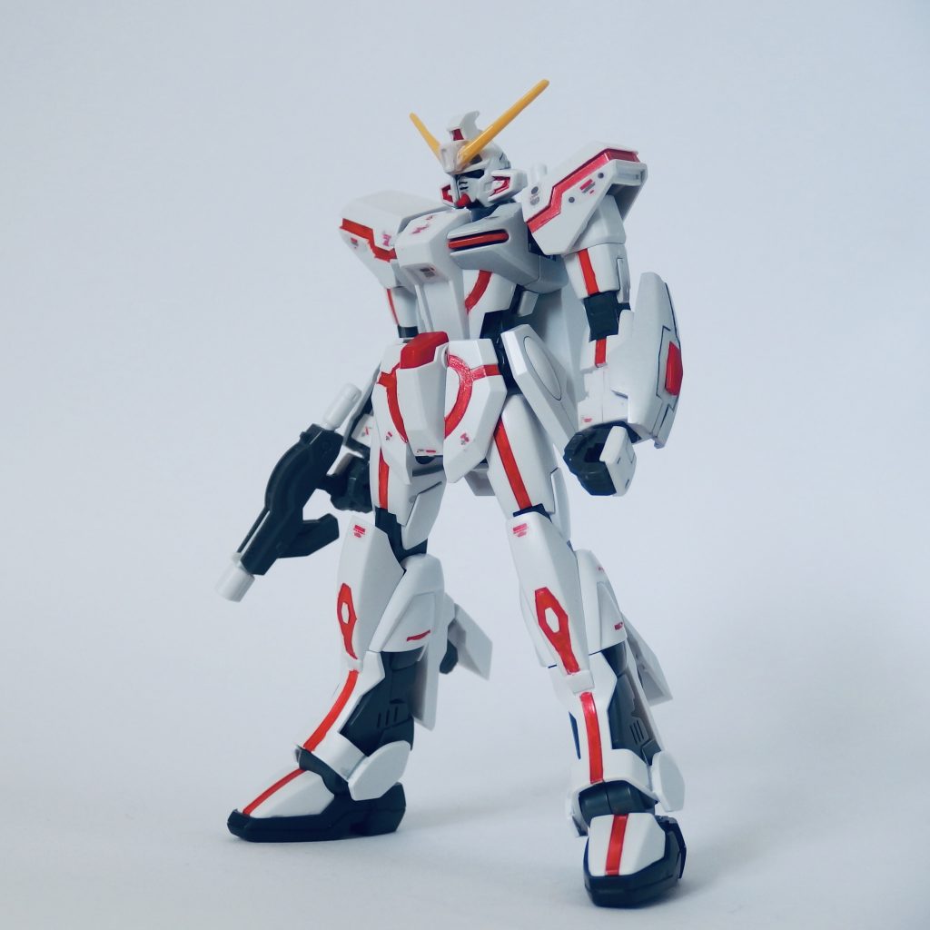 正面から。
腕のカバーのスリットは、クドくなるので塗装しませんでした。