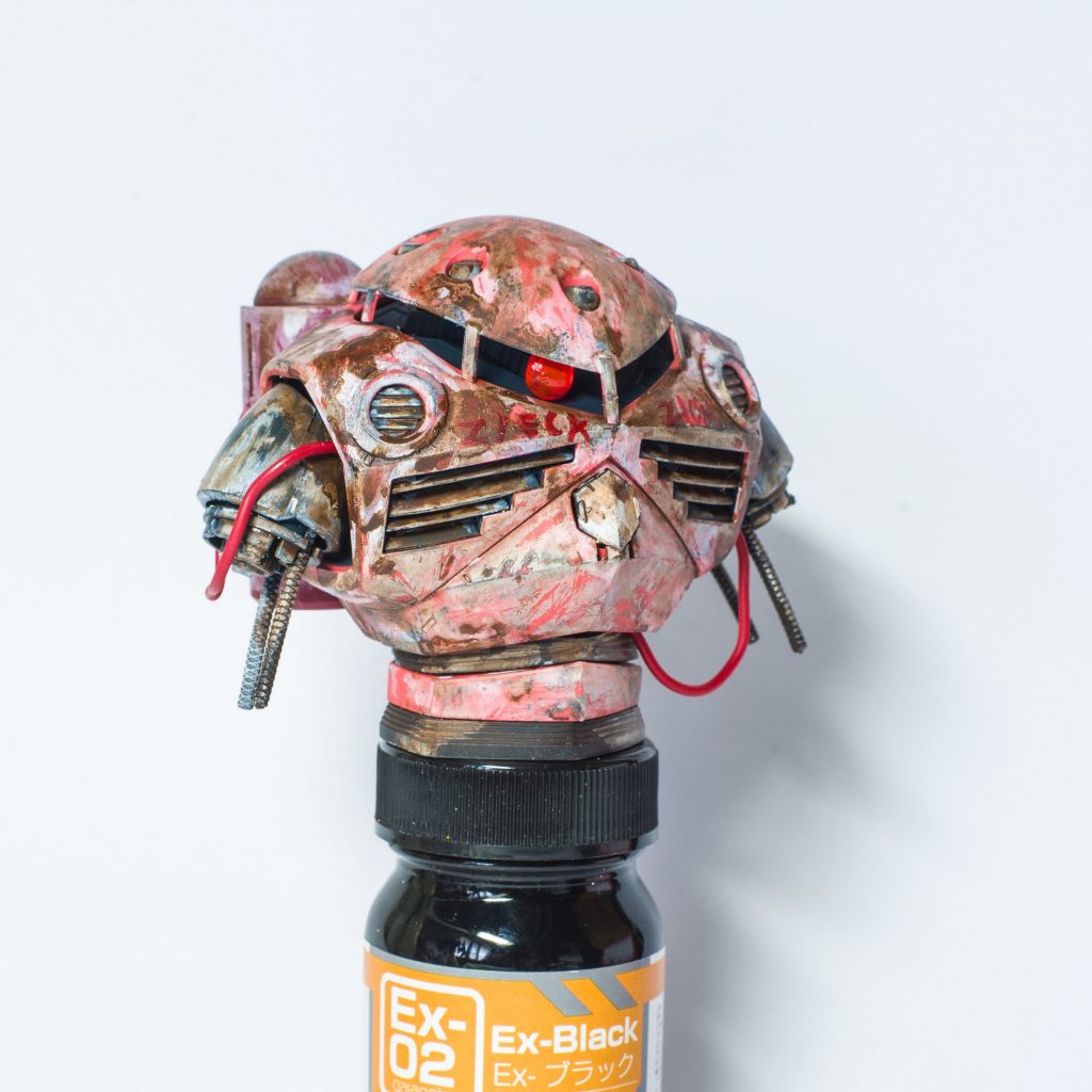 長い間潮風にさらされた影響で全体的に潮で白くなっています。
所々中の汚水がダクトから流れています。