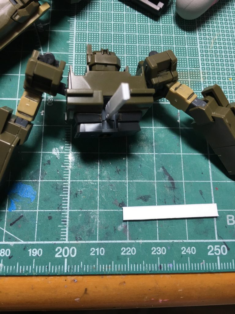 　ポーズを取らせる際に首が沈み込んでしまうので、プラ板の張り合わせでMS形態時に使うストッパーを作りました。お陰で差し替えなしの完全変形ではなくなってしまいましたが。