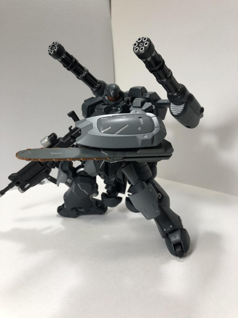 白兵戦にも対応できるように、シールドとチェーンソーが一体化。