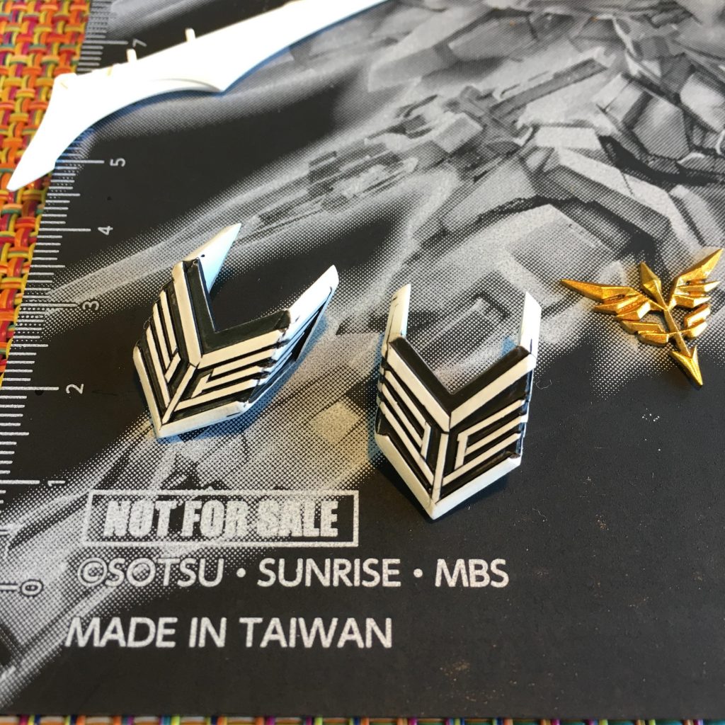 袖のエングレービングをプラ板で自作しました。初めての作業だったのでかなり歪になってしまいました。
塗装はラッカーホワイトの上から、エナメルのブラックを塗り、乾燥後に不要部分を拭き取りました。