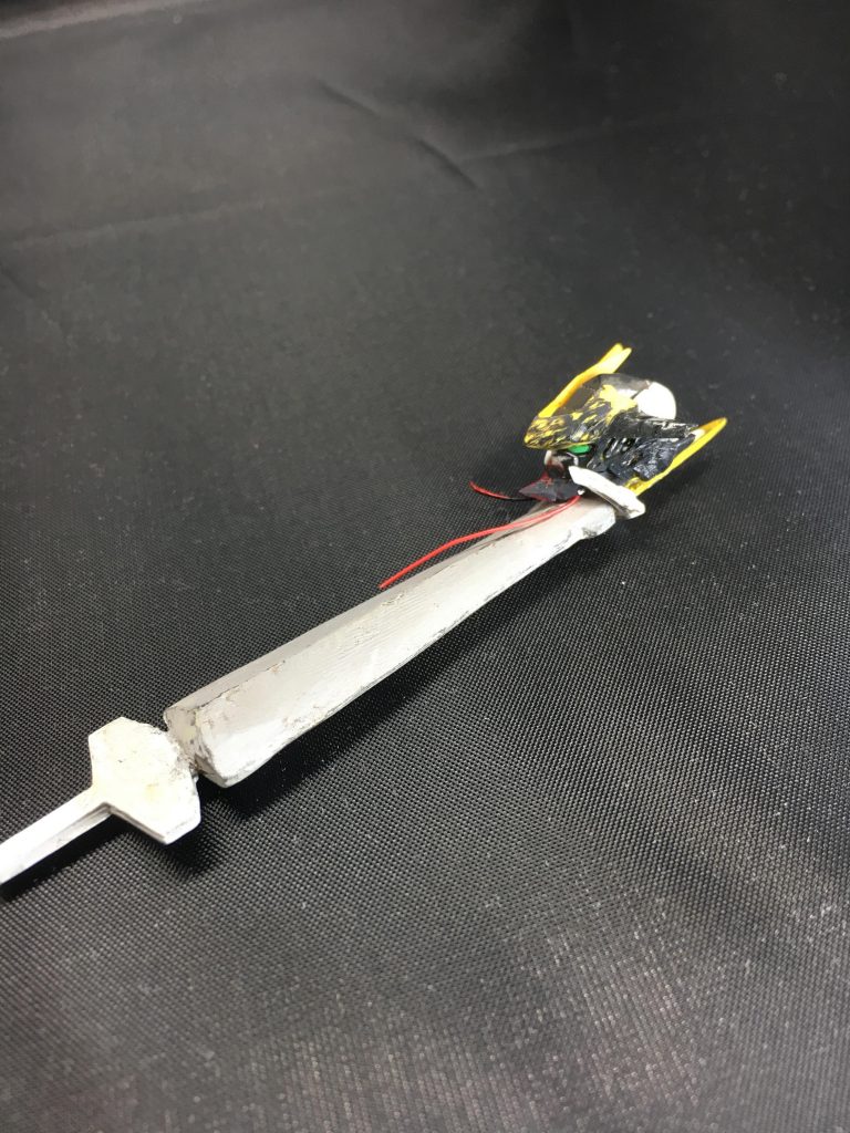 ソードとルプスレクスの頭部です。壊れ具合と引きちぎられた痛々しい感じを出すためにダメージの表現に注力しました。