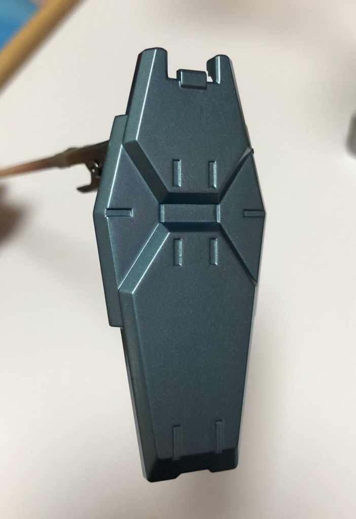 盾(表面)の塗り分け前。
表と裏の二パーツ構成。