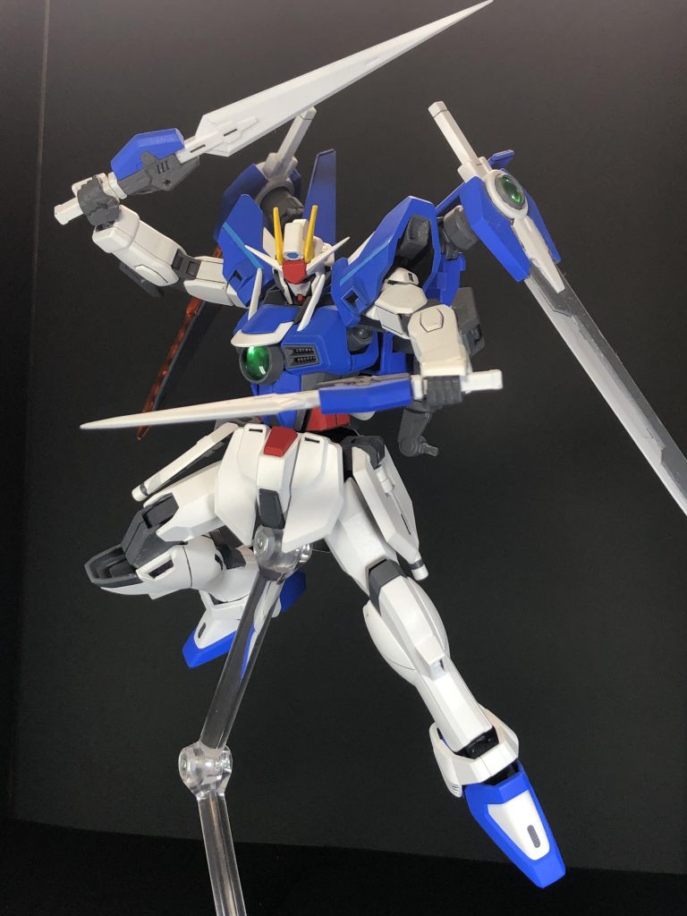 GNロングブレイド/GNショートブレイドエクシアの武装と同型である二振りの剣。アーム越しに腰の両サイドに装備され、そのポジション・サイズ・シンプルさ等の利点から、全武装の中でも特に積極的に使用される武装。