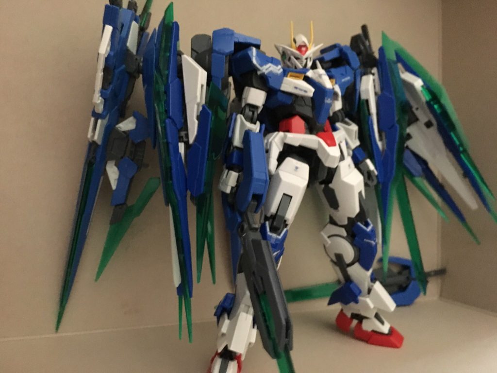 フルセイバーの名を冠する、その名の通りGNソードIVフルセイバーを装備した姿です
左肩にGNドライヴが追加され、GNドライヴを5基装備しているという、なかなか頭のおかしい(?)形態です
この形態は、対ELS戦を想定したもので、実際には作られなかった装備という設定です