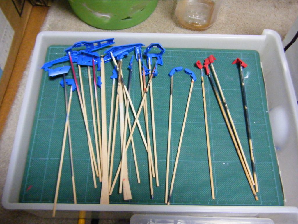 串と割り箸だらけです。