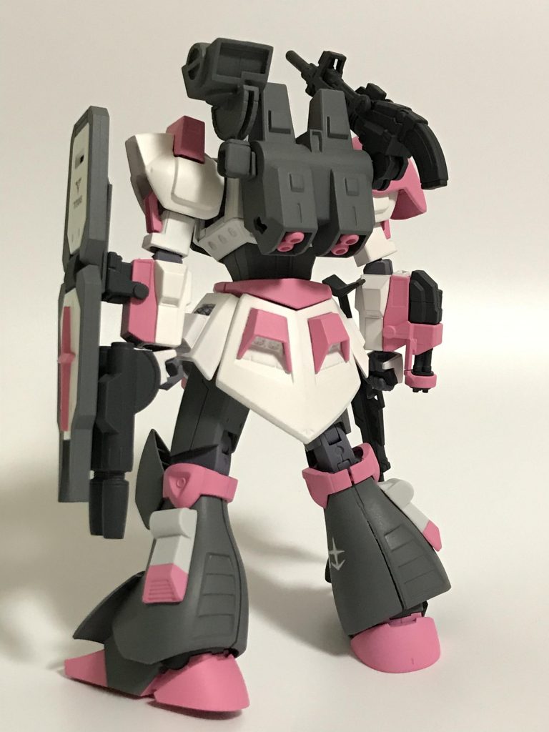 バックパックはハイザックのものでFSDのショルダーキャノンやガンキャノンⅡのセンサーを取り付けてます。
シールドの裏にはガンキャノンの240mmキャノンを装備
右腕にはFSDのガトリングガンを装備してます