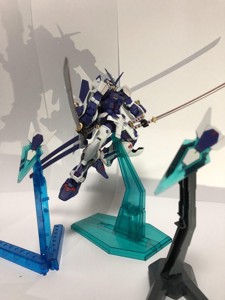 ソードファンネルで牽制をしつつ敵に接近して行きます。