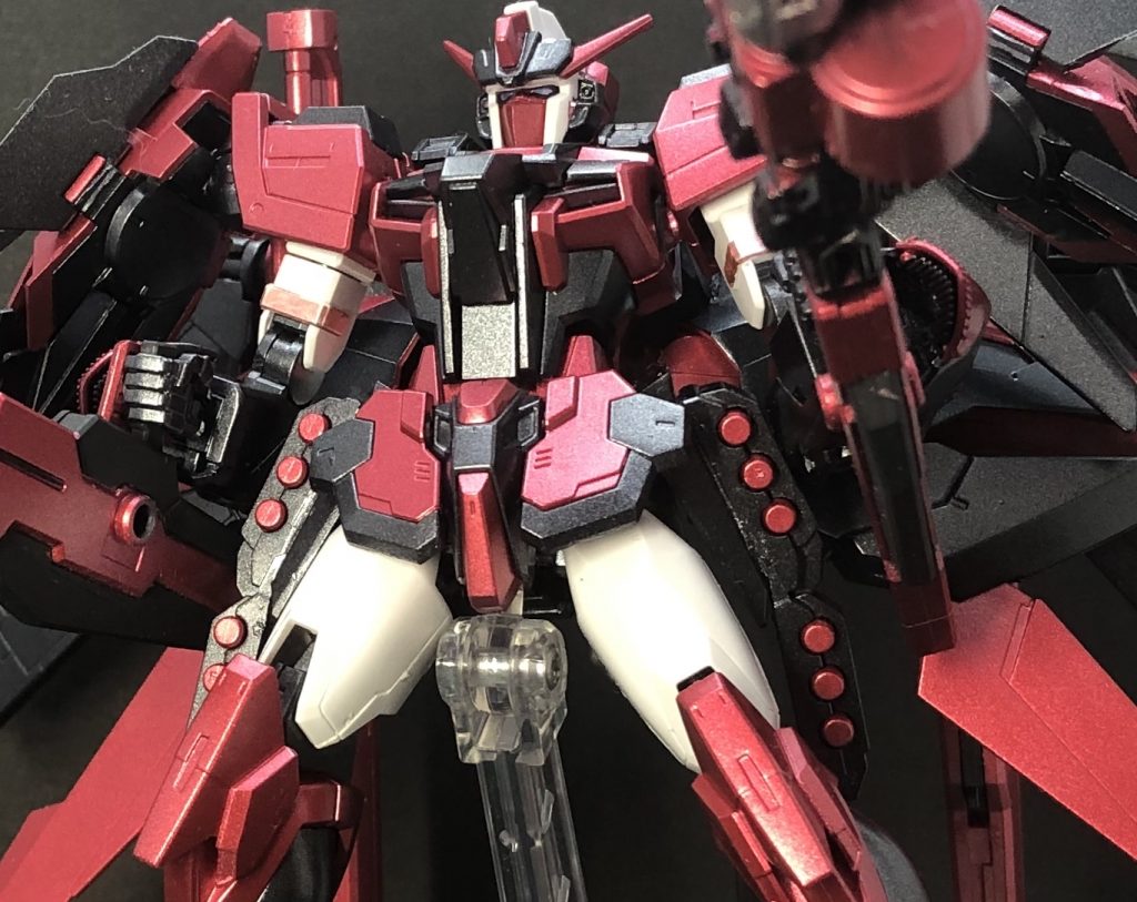 腰部マルチミサイルランチャー
弾数に限りがあるが一発一発が敵を追尾する
なお、一斉発射しかできない為、取り扱いが面倒くさい