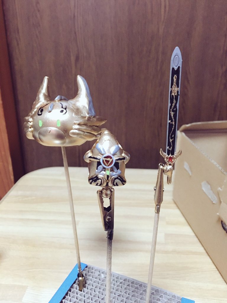 細部塗装。目はガンダムマーカー蛍光グリーンで行きました