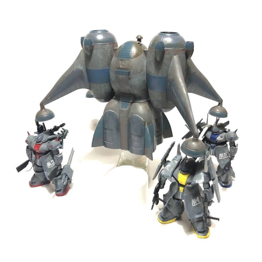 拠点はウクライナ地方と推定されるが定まってはおらず、民間企業の支援をもとに活動。
前線にはこの中型MSキャリア「メリーゴーランド」(最大4機のMSの運搬が可能)にて搬送し電撃作戦を行う。