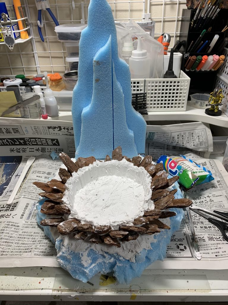 ジオラマはスタイロで大まかな形を作り、紙粘土で起伏をつけ、インテリアバークでめくれ上がった地形を作りました。