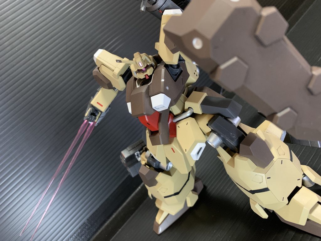 ## 腕部ビームサーベル
宇宙世紀の支援型MSによくいるボックスタイプのビームサーベルユニットをイメージしてますが、一体にするにはグレネードランチャーの中に仕込むぐらいしか思いつかなかったので外付けに。
ダブルオースカイのミサイルユニットに原型機のサーベルを刺しています。
内部の突起を数ヶ所切り落とすだけで簡単に抜き挿し出来るようになります。
シールドは原型機の物をそのまま使用。パンツァーファウスト1本と選択式で取り付けられます。