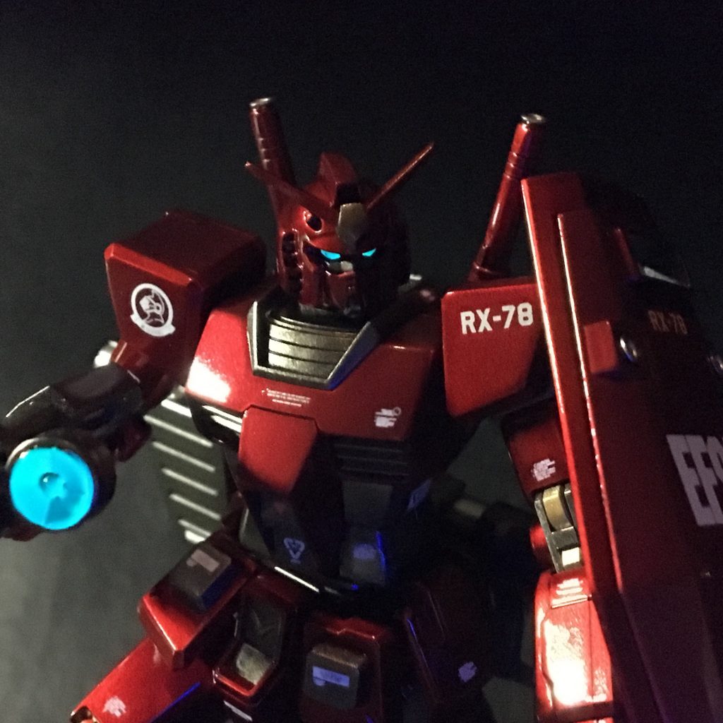 メインカメラとビームライフルのセンサーはブライトシルバーの上に蛍光ブルーグリーンのキャンディー塗装なのでブラックライトで光ります。