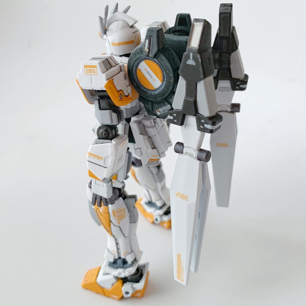 背部の有線式遠隔攻撃端末については、「武装が頭部バルカンしかないからオプション換装で対応」というナラティブの設定は切り捨て、シルヴァ・バレト(ファンネル試験型)やガンダムデルタカイのプロト・フィン・ファンネルよりも前の、インコムからフィンファンネルに至る過程の試作武装と解釈。ナラティブの攻撃端末は、NT-D発動時にはケーブルを切り離してファンネルとして振る舞う機能も秘匿されているという設定ですが、今回は完全な有線式という想定で。