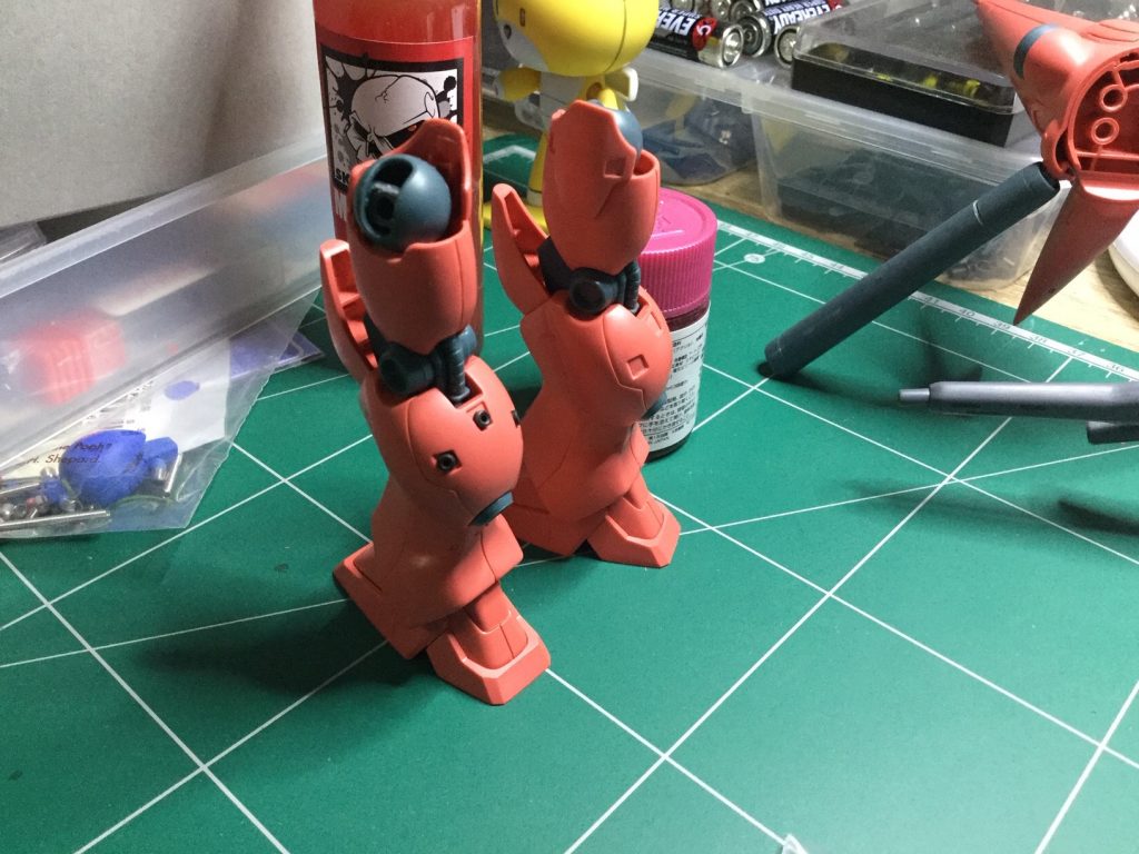 ノズルがたくさんあるのですが、どれもだるい感じがしたので、削り飛ばして電気街のジャンク屋で見つけた正体不明のパーツを埋め込みました。