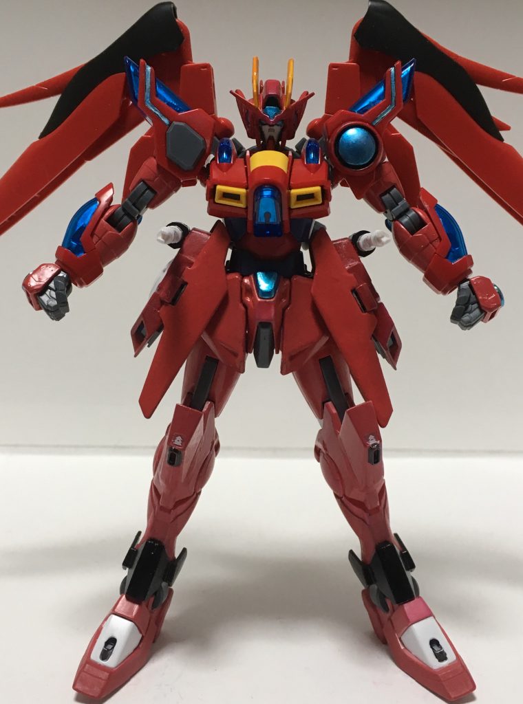 光の翼を展開していない通常時。画像を見てわかるようにツインドライブが腰にあることや、脚部にインフィニットジャスティスのビームブレイドがあるのがポイントです。