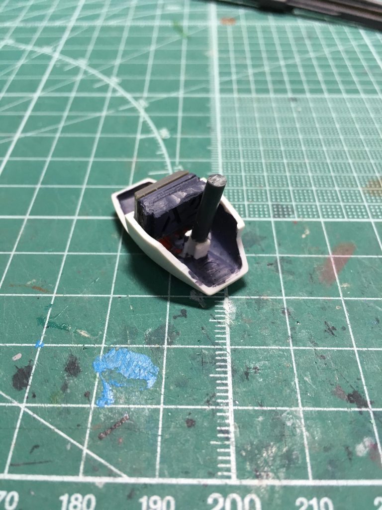 　太腿アーマー裏はスカスカなので、ランナータグで土台を作り、「U・バーニアフラット」を接着。接続もポリキャップは丸なのにアーマー側は角ピンだったので、ランナー棒で軸を新造しました。