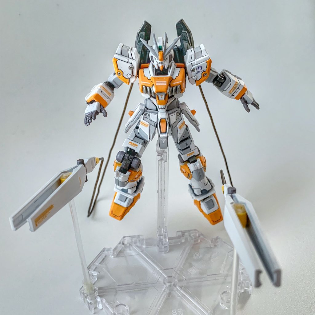 まずは正面から。ケーブルは、ホームセンターで購入したアルミ線(太さ1.5mm・ブロンズ)を適当に折り曲げています。