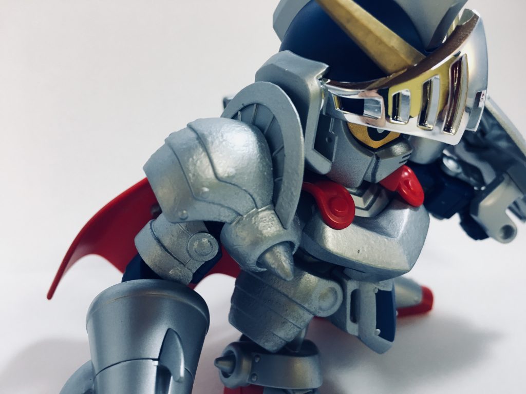 シルバーの部分にメタリック塗装と、肩・腕・胴・腰の鎧に鋳造表現を施しています。