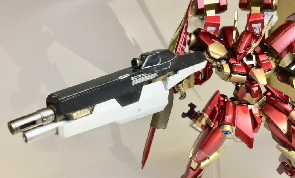 ロンググレイズライフルをベースに、
ヴァーチェのGNバズーカのカバーを流用。
大口径に見えるようにするため、
マズルは1/100グレイズライフルを使用してます。