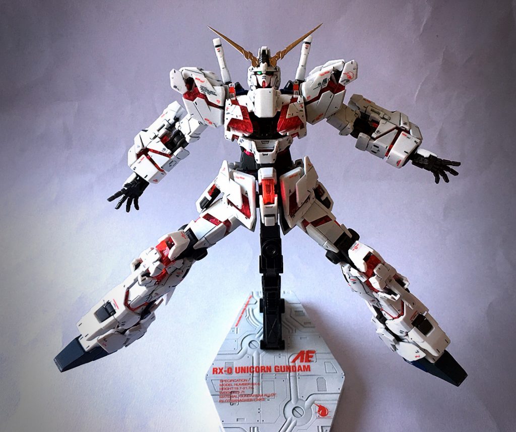 コックピットの開閉ギミックがあるのに、開けるとクリアーパーツが露出してしまうので、ここもフレーム色で塗装を。