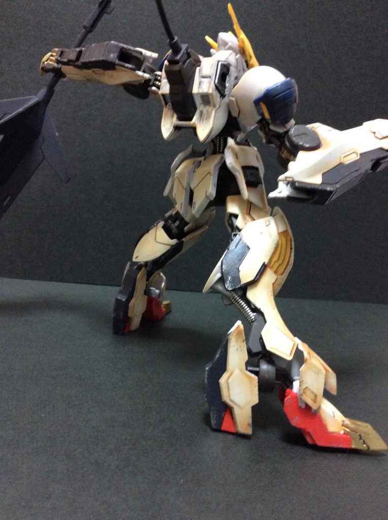 バックパックと膝のところの色分けは○イソーのアクリルペンです。。