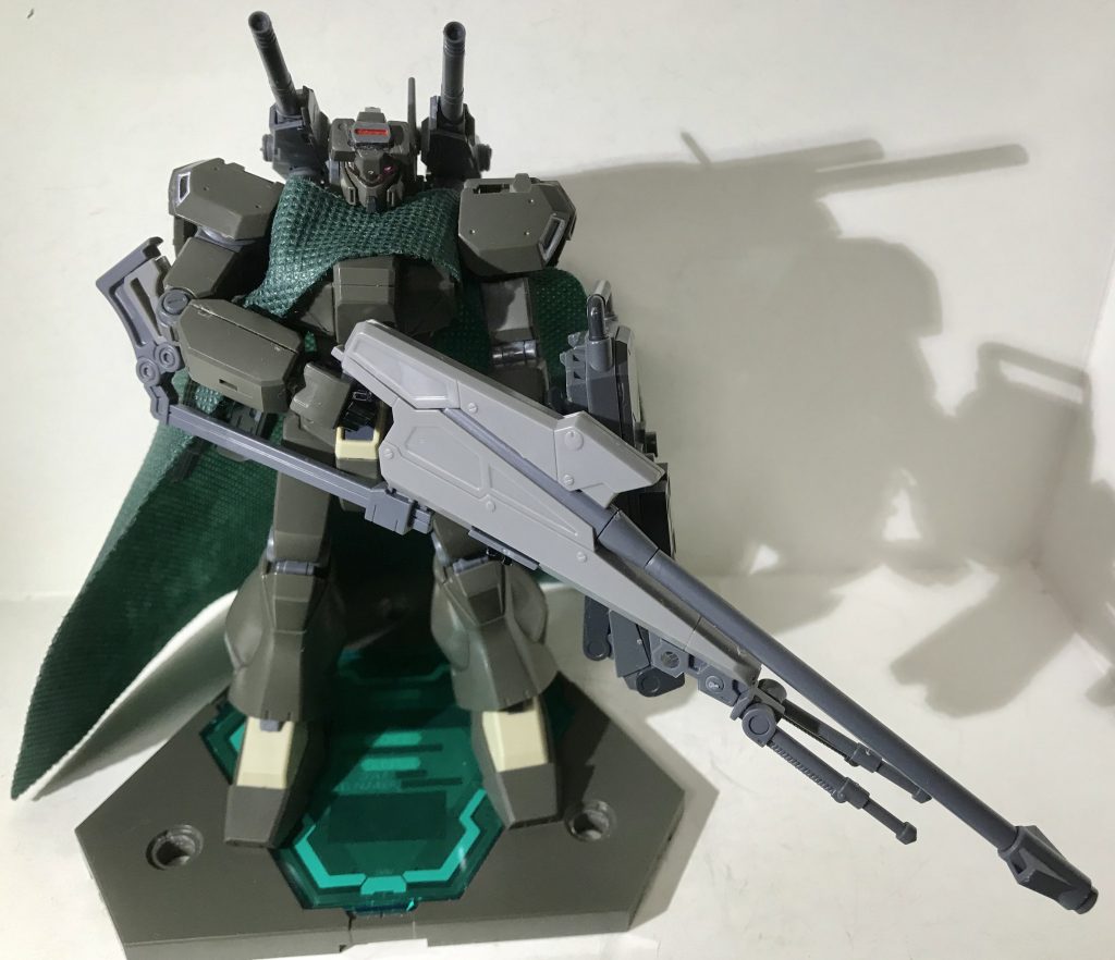 ガンヲタ兼狙撃屋サバゲプレイヤーのケーゴが作った超長距離狙撃兼強襲戦闘型仕様の機体。
特徴であるプラグマテックSSライフルはビームスナイパーライフルの上位互換であり
ランゲブルーノ砲改並の威力がありながら、発破の光を実弾兵器並に抑え、
且つ超光速で熱破壊貫通のビーム弾を放つ事が可能。
また纏う専用ギリースーツであるアンチアビオニクスギリーマントは、
偵察特化仕様を除く全ての機体のレーダーを遮蔽するステルス装備である。