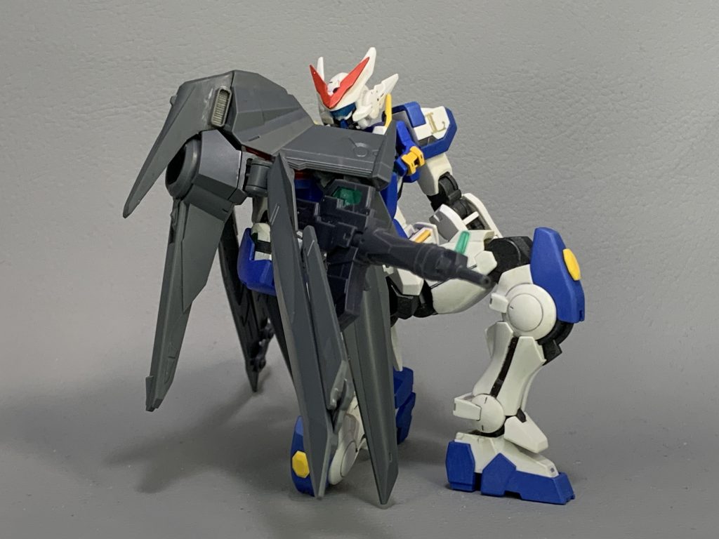 『アストレアL【ダークコート】』
ノーネイムユニットの応用装備。本来GN粒子と相性の悪い光学迷彩を、ユニットの外部を中心に展開することで、干渉を低減させ、姿を消したままの移動が可能となった。しかし、高速で動いたり、粒子を大量放出すると、光学迷彩が剥がれてしまう。