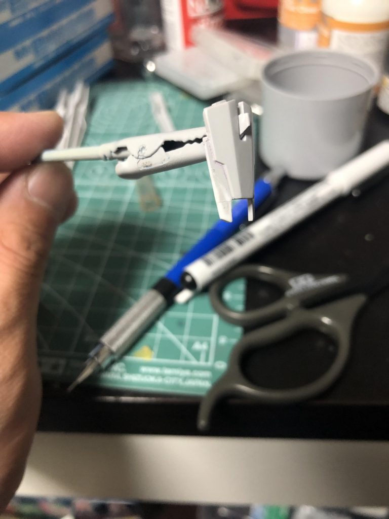 今回の失敗。
組んでる途中で足が引っかかってサイドアーマー割っちゃいました…。( ̄O ̄;)先っぽ注意が必要です。