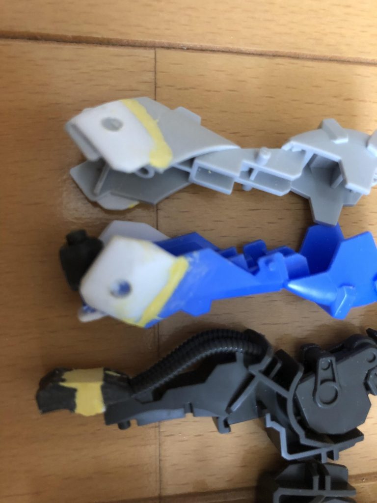 パーツ5mm延長、プラ板で肉盛り、足首
アーマー取り付けの為ピンバイスで穴あけ