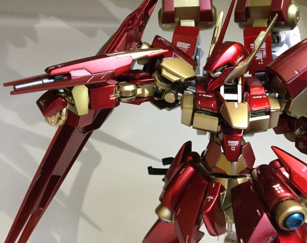 元々はレギンレイズ ジュリアの腕部ソードを、
機銃へと改良したもの。
写真の通り、グレイズの腕部パーツであれば流用可という設定。