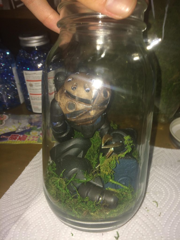 瓶に入れた状態。口が小さかったのでパーツを分けて入れてあります。正直中でポーズをとらせるのが一番大変でした…。