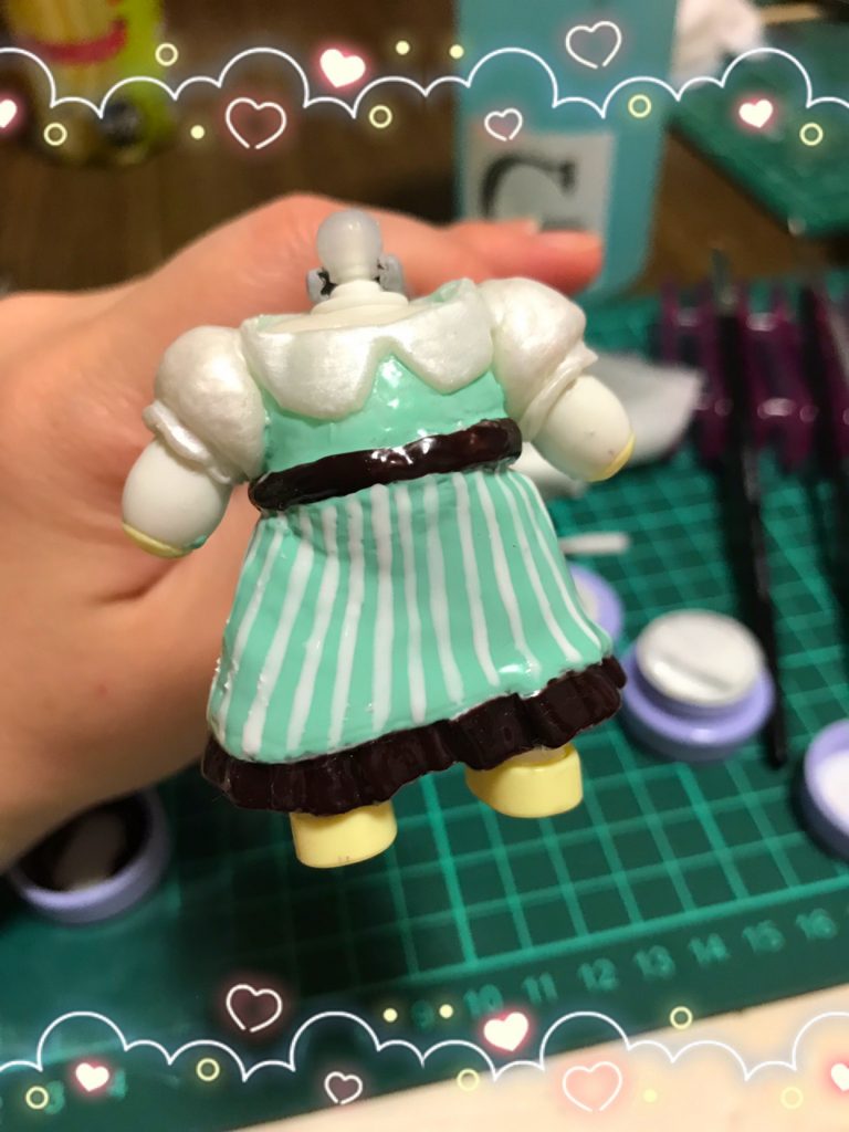 ↑色や模様はジェルネイルで塗って硬化してます。
ハードジェルなので、硬化すれば硬化後の粘土の柔らかさもカバーしてくれるのでパテみたいな感じになります。
そして、さらに匂いもほとんどなし!
我が家は1歳児が居るので、匂いのある塗料は一切使えません…。
なので、ネイルといってもマニキュアもNGなのです…