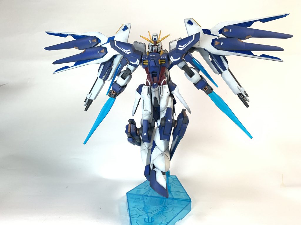 ドラグーンを展開し高速機動状態に移る「ブルーバーストモード」。ドラグーンを操りながら突撃し、両腕のバーストブレイドで敵機を両断する！
ドラグーンをビーム増幅器として使用し両手を組み最大出力のバーストナックルを放つ「ブルーバーストフィニッシュ」が決め技だ！