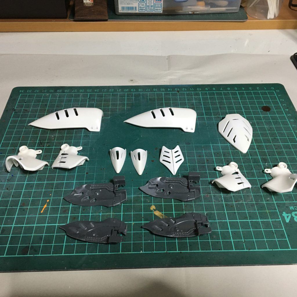 バインダーのピンク色の部分を電動ルータでカットしました。