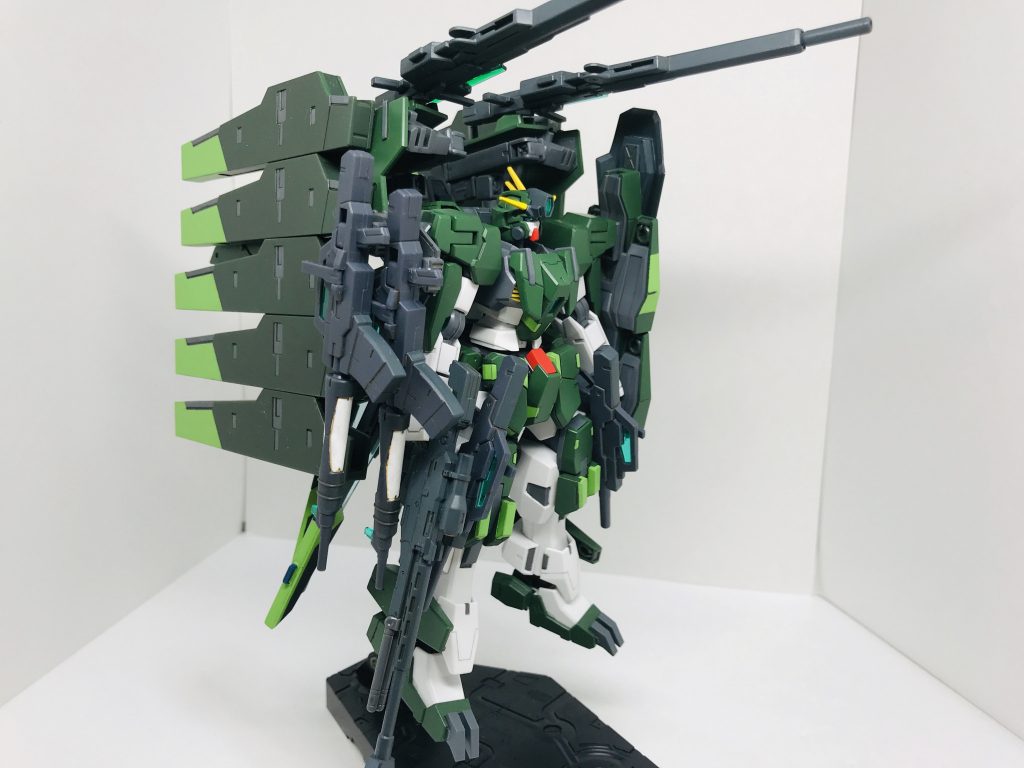 フル装備右側から
こちらの肩にはアサルトカービンが2丁搭載されます。取り付けるパーツはスクラッチしました。これにやたら苦労しました。