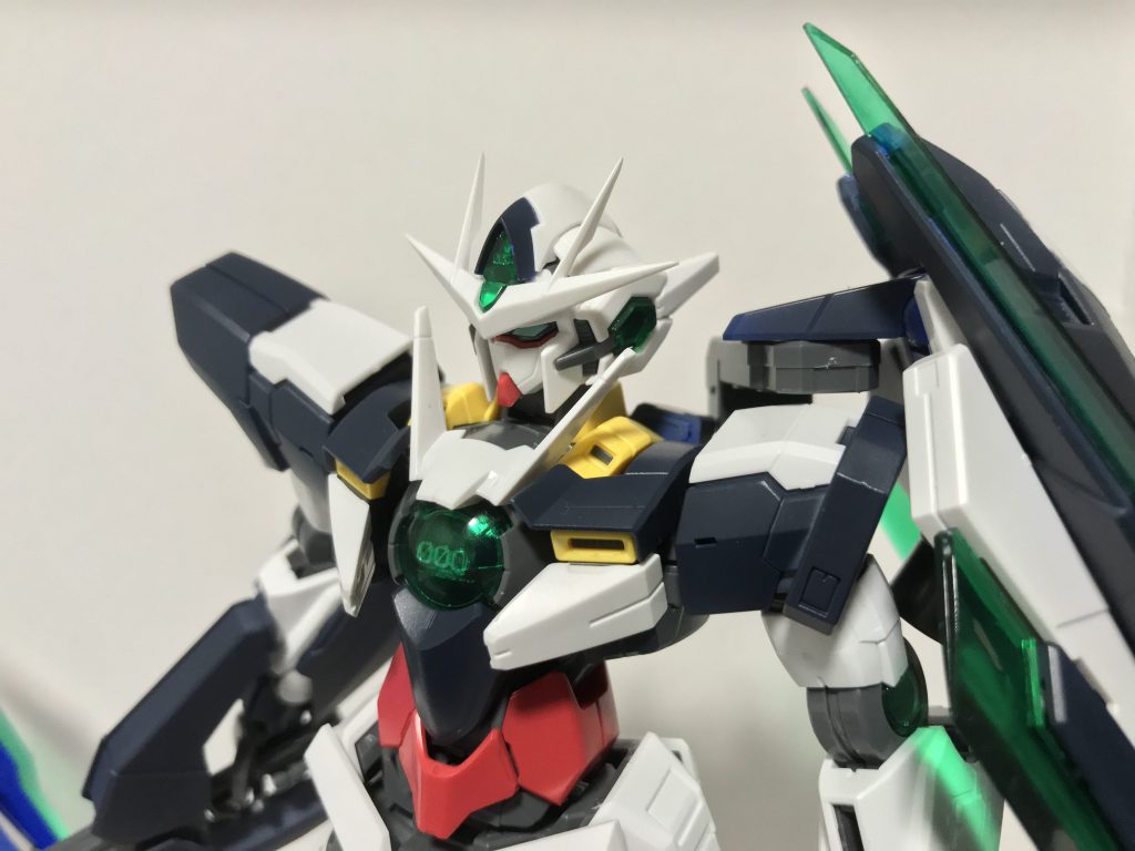 普通のMGクアンタと違い、フルセイバー版クアンタの方は角の位置が下に修正されているようです。
凄くイケメン。