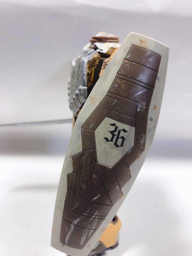 左
装甲はSDの三国伝イージーエイトに付属してる馬の装甲とイージーエイトの装甲を使っています。
胴体の装甲は胴体に合わせてカットしパテで接着調整しています