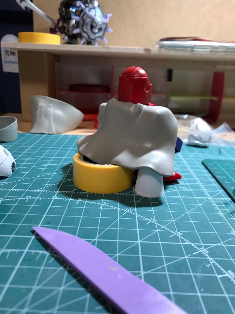 マント厚み→1.5mmぐらい
マントのシワ→マスキングテープを寝かす+身近なフタを立てて型作り→パテの自重を生かして凹凸感を出す(即席案)