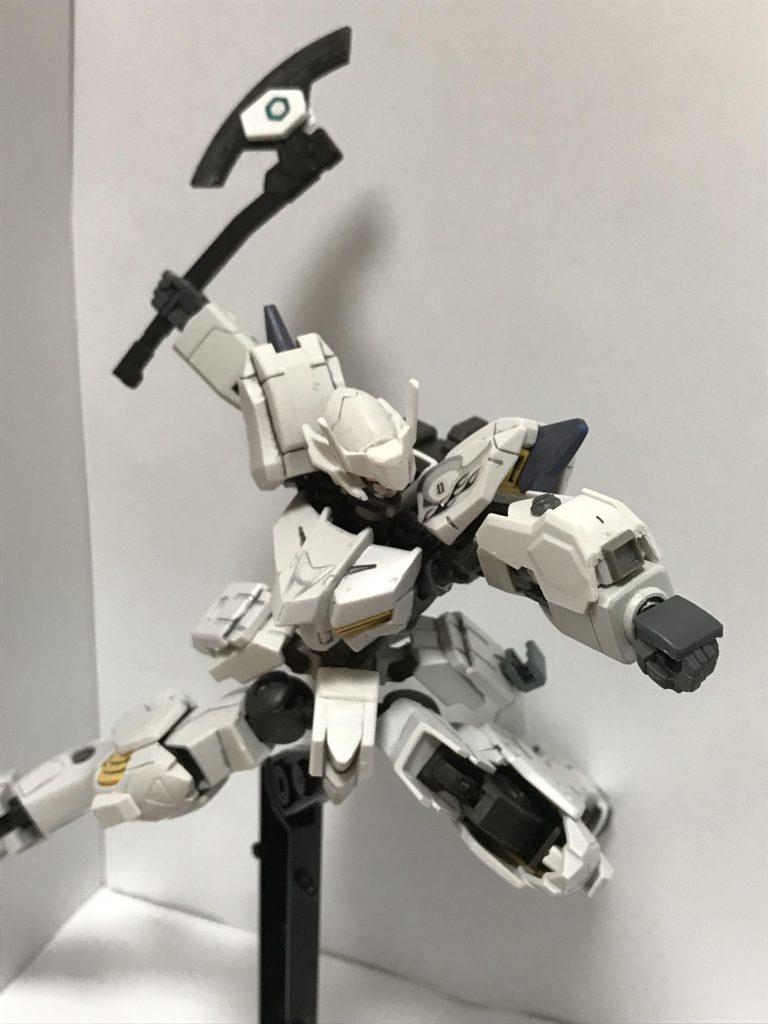 武装3 腕部装着式装甲劣化用特殊兵装
本機の武装の中で最も特異なものであり、最大の特徴でもある。高度に圧縮したエイハブ粒子を内蔵しており、敵機に向かって噴射する事により強いエネルギーを得たエイハブ粒子が敵機のナノラミネートの結合を脆くし、装甲から剥離させる。これにより一時的ながらもナノラミネート装甲の無効化ないし効果の減衰を起こす。しかし内蔵している粒子量が非常に少なく、また射程も拳一つ分程度であるため戦闘中に1度しか使用出来ず、効果的に使用するには超近距離から噴射するしかないというリスクを伴う。