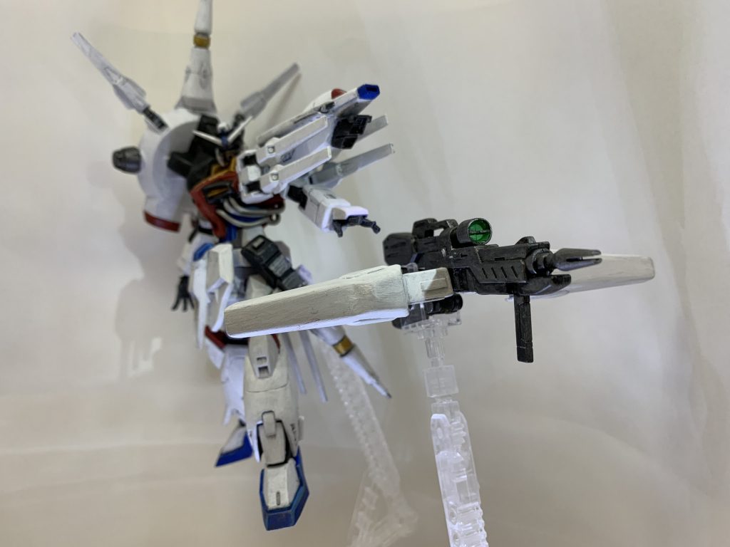 背中に装備されたドラグーンストライカーはドラグーンとして機能。肩のようなスラスターがついてることにより、MSと認識してしまうとか。