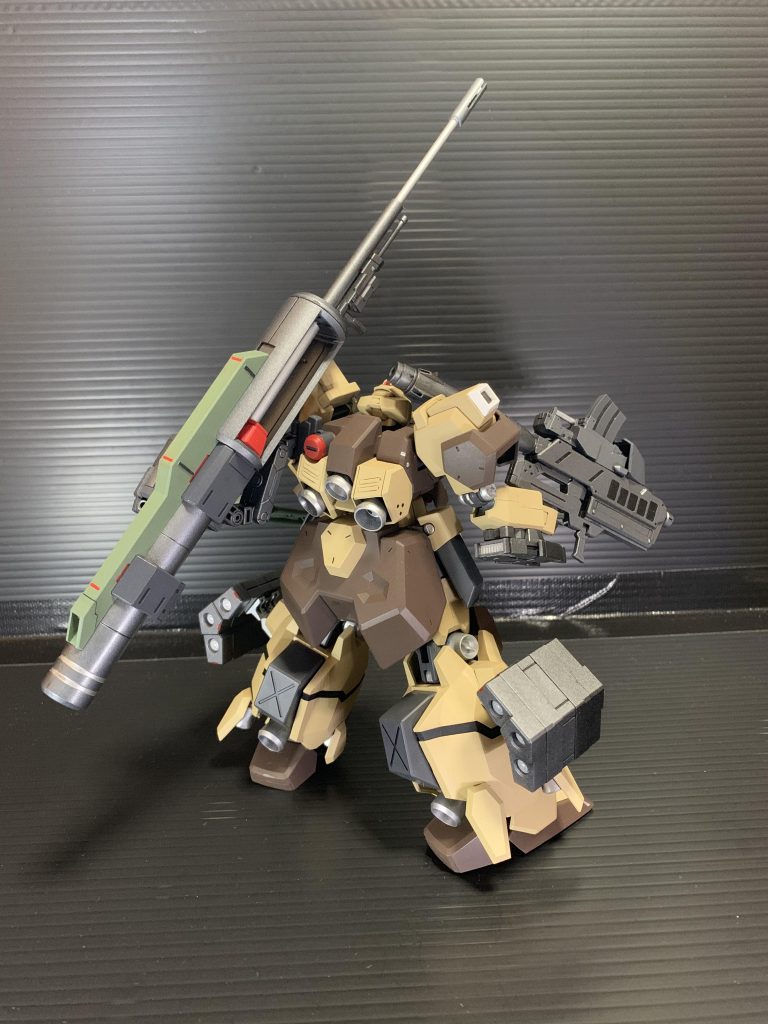 グスタフ・カールの第一印象からヴァーチェと似ていると思った時点でヴァーチェ化は考えていましたがもう少し何か欲しいと思いバリエーション機のヴァーチェフィジカルに。
本体の塗装を終え、組み上げて初めて気づきましたが色と体型のせいでほとんどサンドカラーのドム系になってましたね。